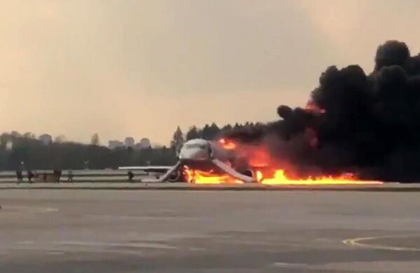 Самолету удалось сесть только со второй попытки из-за сложных метеоусловий. При посадке у него подломились стойки и загорелись двигатели - Sputnik Грузия