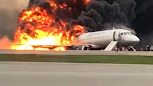 Видео горящего самолета в Шереметьево. Кадры очевидца - Sputnik Грузия