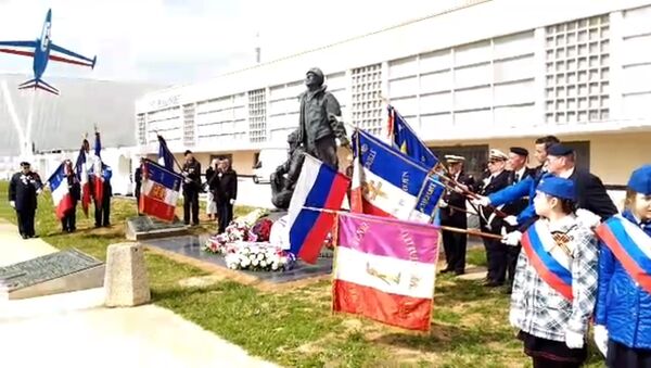 В Ле Бурже возложили венки к памятнику советским и французским пилотам эскадрильи Нормандия-Неман - Sputnik Грузия