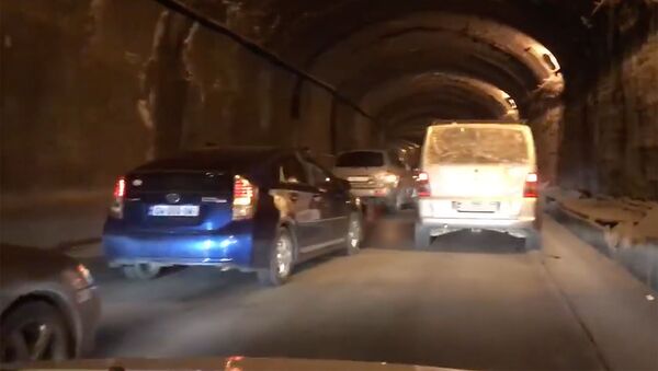 Авария в тоннеле на набережной в центре Тбилиси вызвала пробку - Sputnik Грузия