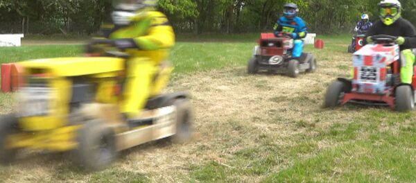 Гонки на газонокосилках в Великобритании - Sputnik Грузия