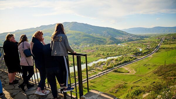 Туристы смотрят на горы со смотровой площадке у монастыря Джвари - Sputnik Грузия
