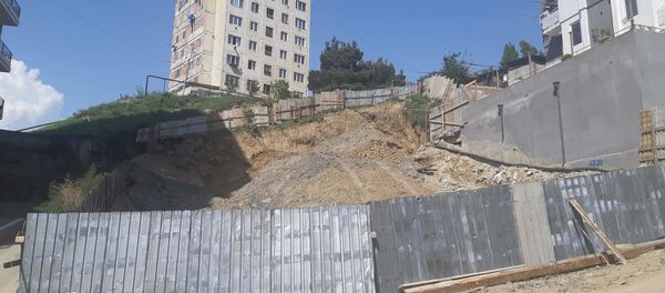 На стройке рядом с многоэтажным домом на окраине Тбилиси обрушилась часть земли - Sputnik Грузия