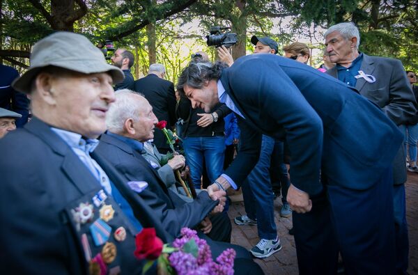 Мэр Тбилиси Каха Каладзе лично поздравил ветеранов Великой Отечественной войны - Sputnik Грузия