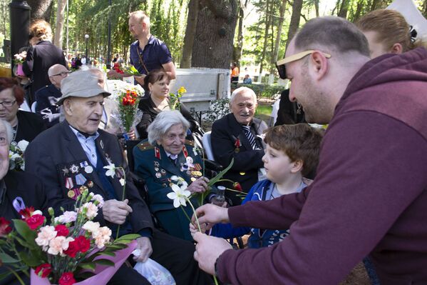Дети, родители, все приходили в парк Ваке, чтобы почтить память умерших и поблагодарить живых ветеранов, которые боролись за светлое будещее - Sputnik Грузия