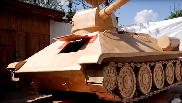 Уроженец Таджикистана собрал танк Т-34 из дерева - Sputnik Грузия