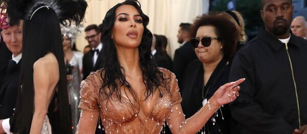 Звезда реалити-шоу Ким Кардашьян с мужем на Met Gala 2019 в Нью-Йорке  - Sputnik Грузия