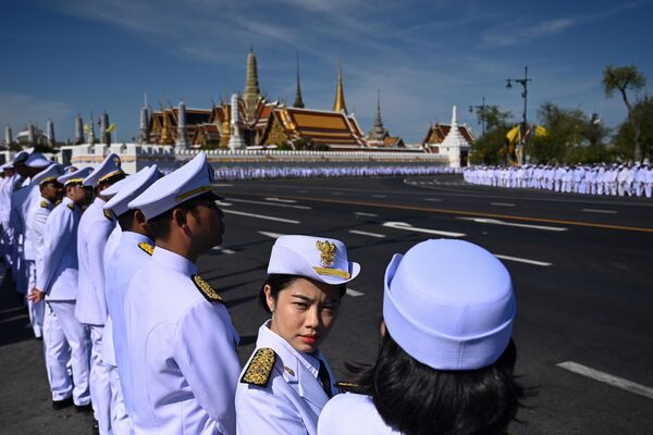 Служащие в ожидании прибытия короля Таиланда Маха Вачиралонгкорн на его коронацию в Бангкоке - Sputnik Грузия