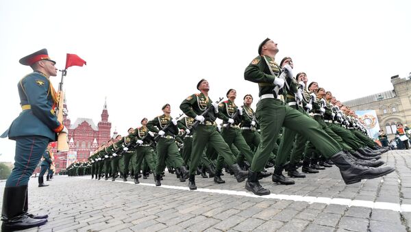 Военнослужащих парадных расчетов на военном параде, посвященном 74-й годовщине Победы в Великой Отечественной войне - Sputnik Грузия