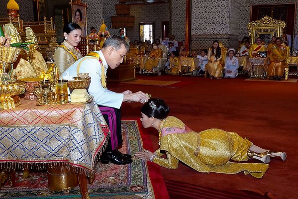 Король Таиланда Маха Вачиралонгкорн совершает миропомазание своей дочери принцессы Сириваннавари Нариратаны на своей коронации в Бангкоке  - Sputnik Грузия