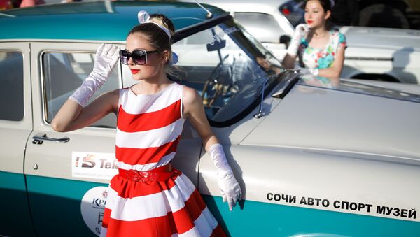 Девушки фотографируются возле автомобиля ГАЗ-21 Волга - Sputnik საქართველო