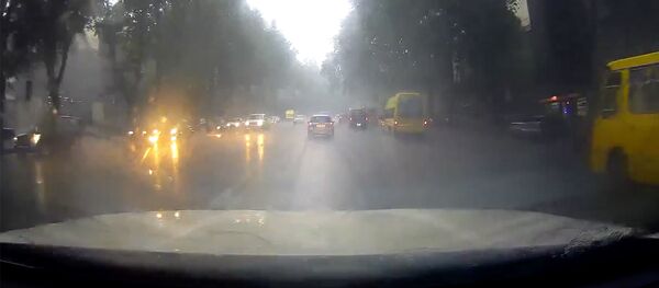 Сильный ливень обрушился на столицу Грузии - видео с автомобильного регистратора Сильный ливень обрушился на столицу Грузии - видео с автомобильного регистратора - Sputnik Грузия