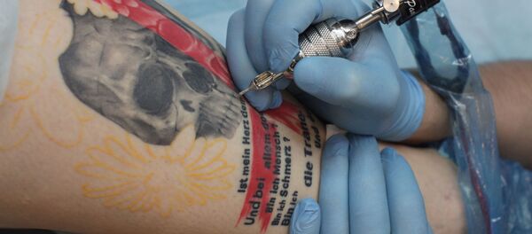 Работа одного из московских тату-салонов - Sputnik Грузия
