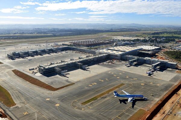 Международный аэропорт Виракопус занимает второе место в списке самых загруженных грузовых аэропортов в Бразилии. Аэропорт редко закрывается из-за условий плохой погоды, а так же занесён в Книгу рекордов Гиннесса, как самый далёко расположенный аэропорт города. Однако, он занял 10 место в рейтинге лучших аэропортов  - Sputnik Грузия