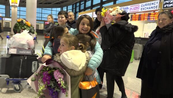 თეკლა ეკალაძეს თბილისის აეროპორტში პლაკატებითა და ყვავილებით დახვდნენ - Sputnik საქართველო