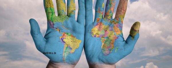 მსოფლიო რუკა ხელებზე - Sputnik საქართველო