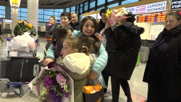 Теклу Экаладзе встретили в Тбилисском аэропорту с плакатами и цветами  - Sputnik Грузия