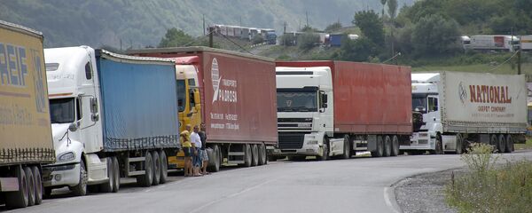 მრავალკილომეტრიანი საცობი ქართულ-რუსულ საზღვარზე მრავალკილომეტრიანი საცობი ქართულ-რუსულ საზღვარზე - Sputnik საქართველო