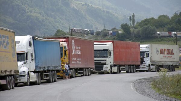Многокилометровая очередь грузовиков на грузино-российской границе - Sputnik Грузия