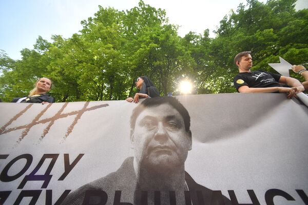 Участники акции принесли баннеры с фотографиями журналиста и символикой солидарности - Sputnik Грузия