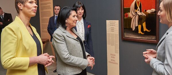 Президент Грузии Саломе Зурабишвили и президент Эстонии Керсти Кальюлайд посетили  выставку картин Пиросмани в Музее Миккеля - Sputnik Грузия
