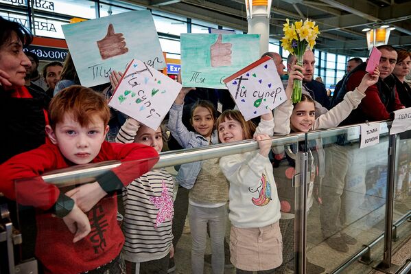 В тбилисском аэропорту Теклу встречали с плакатами и цветами ее одноклассники, друзья и родственники - Sputnik Грузия