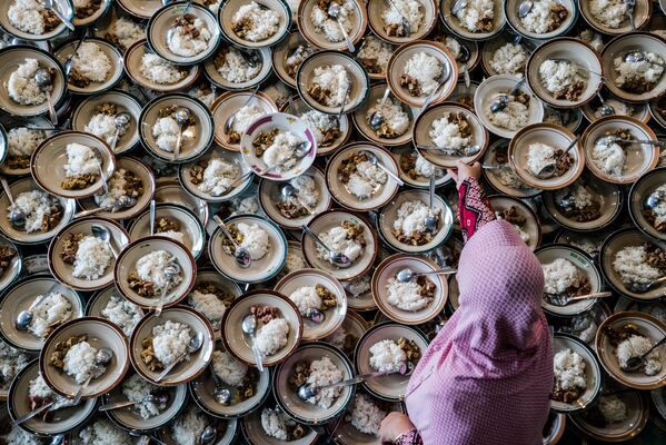 Индонезийская женщина подготавливает мусульманский ужин во время Рамадана в мечети Jogokariyan в городе Джокьякарта - Sputnik Грузия