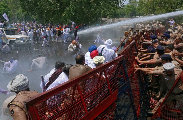 Полиция поливает водой демонстрантов во время акции протеста в индийском Чандигархе - Sputnik Грузия