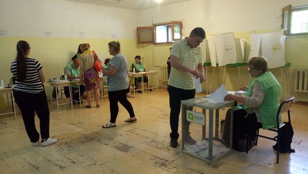 Начало голосования в ходе выборов 19 мая на тбилисском участке в районе Мтацминда  - Sputnik Грузия