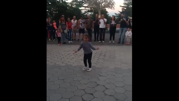 Зажигательный танец малышки на улице набирает миллионы просмотров – видео - Sputnik Грузия