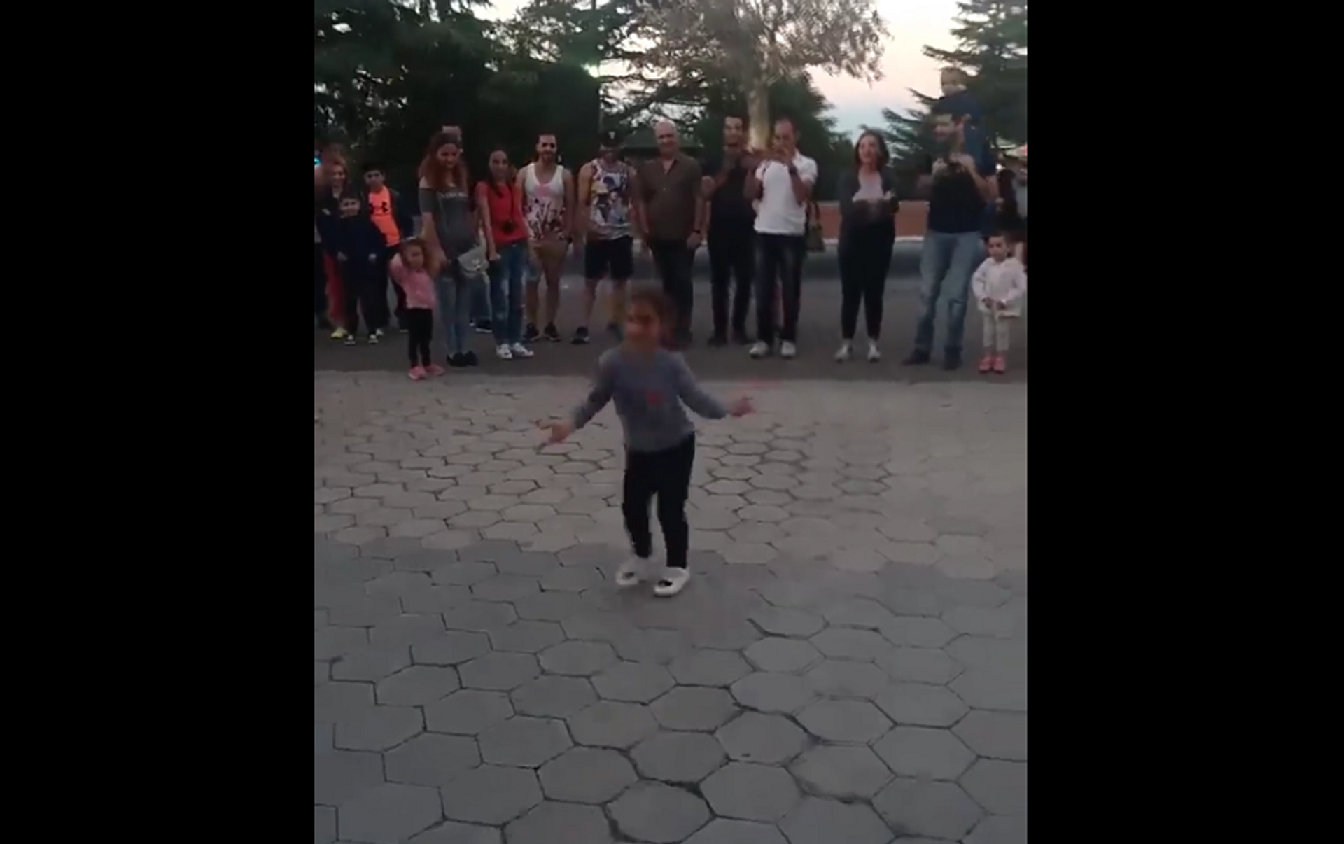 Малышка танцует. Посмотрите сколько мальчиков хороших посмотри