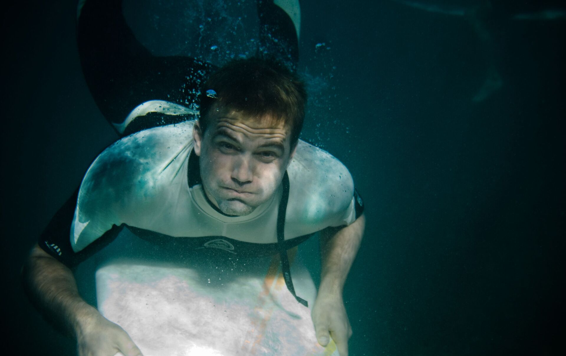 Почему задыхается вода. Мужчина под водой. Вода и человек. Чел под водой. Человек дышит под водой.