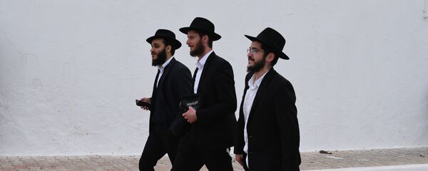 Паломники у синагоги Ла-Гриба в день праздника Лаг ба-Омер Паломники у синагоги Ла-Гриба в день праздника Лаг ба-Омер - Sputnik Грузия