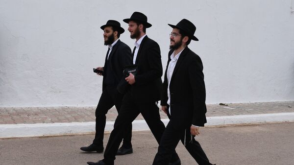 Паломники у синагоги Ла-Гриба в день праздника Лаг ба-Омер - Sputnik Грузия