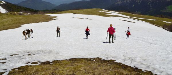 Туристы на заснеженном пастбище Абаго Кавказского государственного природного биосферного заповедника имени Х. Г. Шапошникова - Sputnik Грузия