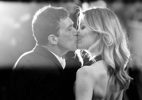 Страстный поцелуй актера Антонио Бандераса и его девушки, инвестиционного банкира из Голландии Николь Кемпел на красной дорожке в Каннах - Sputnik Грузия