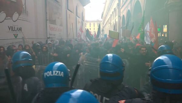 Столкновения между полицией и антифа-активистами на улицах Болоньи - Sputnik Грузия