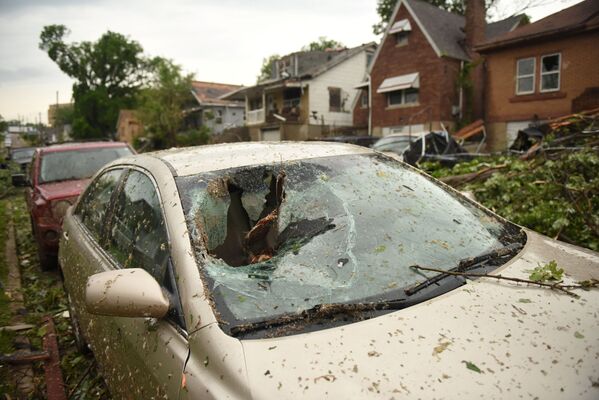 Неистовая стихия разносила вдребезги дома, выкорчевывала деревья и разбросала автомобили - Sputnik Грузия