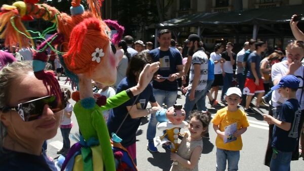 Смех, улыбки и веселье - кукольники развлекали детей в центре Тбилиси - Sputnik Грузия
