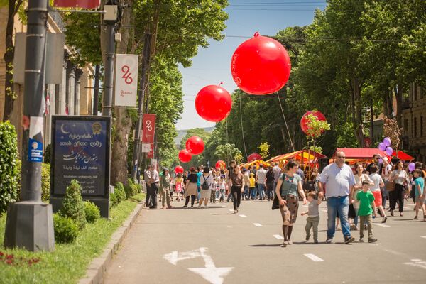 Главные мероприятия в этот день прошли на площади Свободы и на проспекте Руставели - Sputnik Грузия