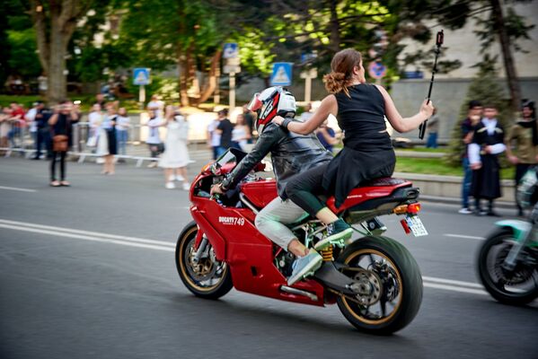 Молодежь передвигается на мотоциклах и байках попроще, но нельзя сказать, что проще - значит дешевле - Sputnik Грузия