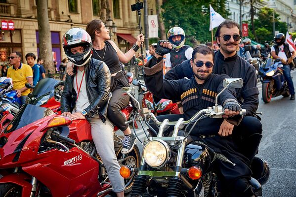 Несмотря на все, передвижение на мотоциклах по улицам Тбилиси по-прежнему остается рискованным занятием. Не все водители машин внимательны на дороге, и немногие уступают мотоциклистам - Sputnik Грузия