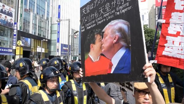Вопреки традициям: японцы вышли на митинг против гостя - Sputnik Грузия