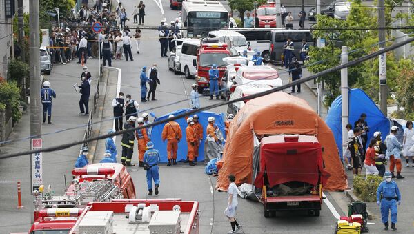 Спасатели и полицейские работают на месте, где шестнадцать человек получили ножевые ранения в Кавасаки, Япония - Sputnik Грузия
