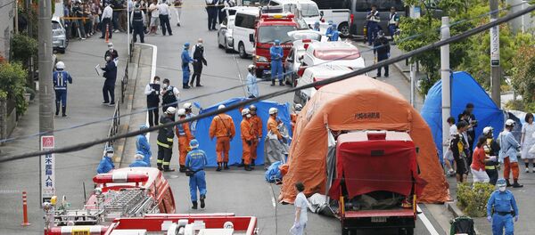 Спасатели и полицейские работают на месте, где шестнадцать человек получили ножевые ранения в Кавасаки, Япония - Sputnik Грузия
