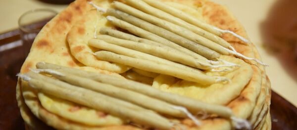 Пироги с сыром ачашв и свечи из пчелиного воска для традиционного обряда - Sputnik Грузия