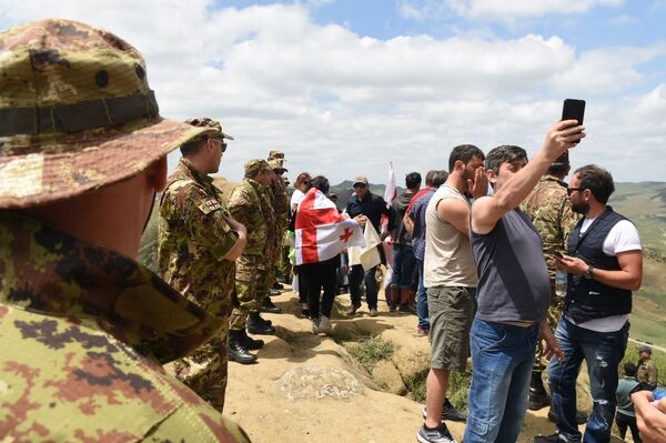 Живая цепь и грузинские флаги - что происходит в Давид-Гареджи Живая цепь и грузинские флаги - что происходит в Давид-Гареджи - Sputnik Грузия