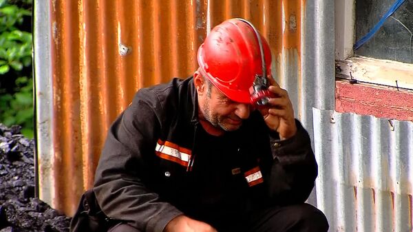 Один из шахтеров, который занимается добычей угля. Шахта в Ткибули, где произошел обвал - Sputnik Грузия