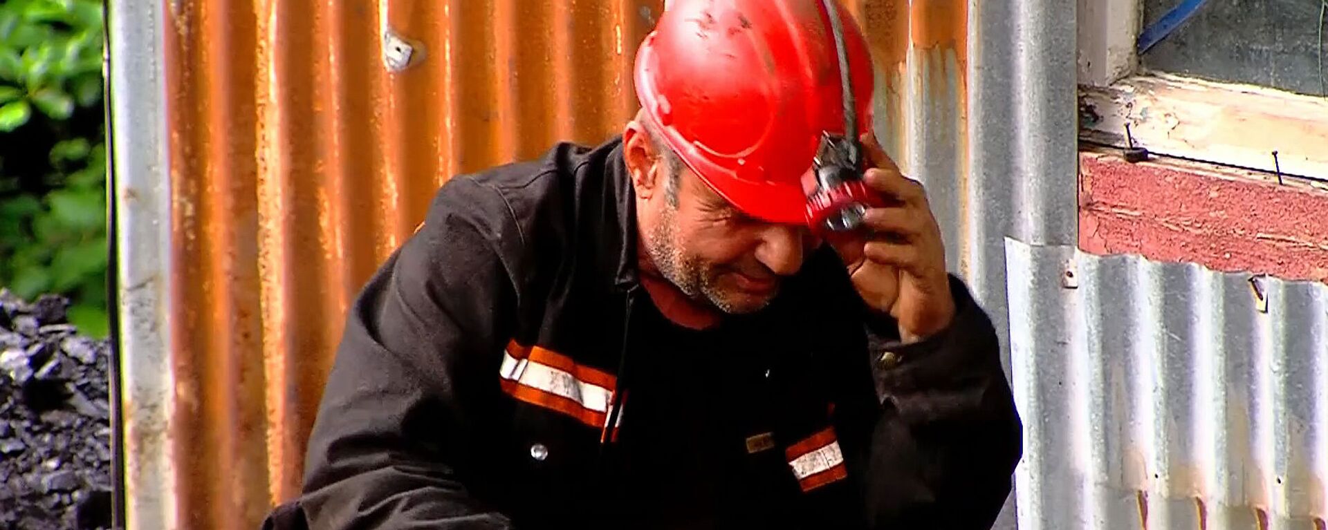 Один из шахтеров, который занимается добычей угля. Шахта в Ткибули, где произошел обвал - Sputnik Грузия, 1920, 16.06.2020