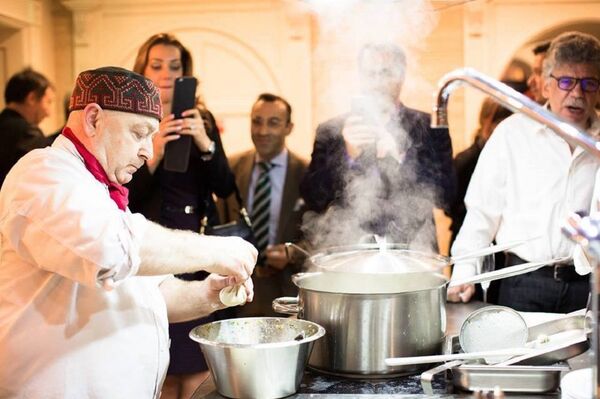 Самый известный в мире хинкальщик - его блюда привели в восторг Монику Беллуччи - Sputnik Грузия